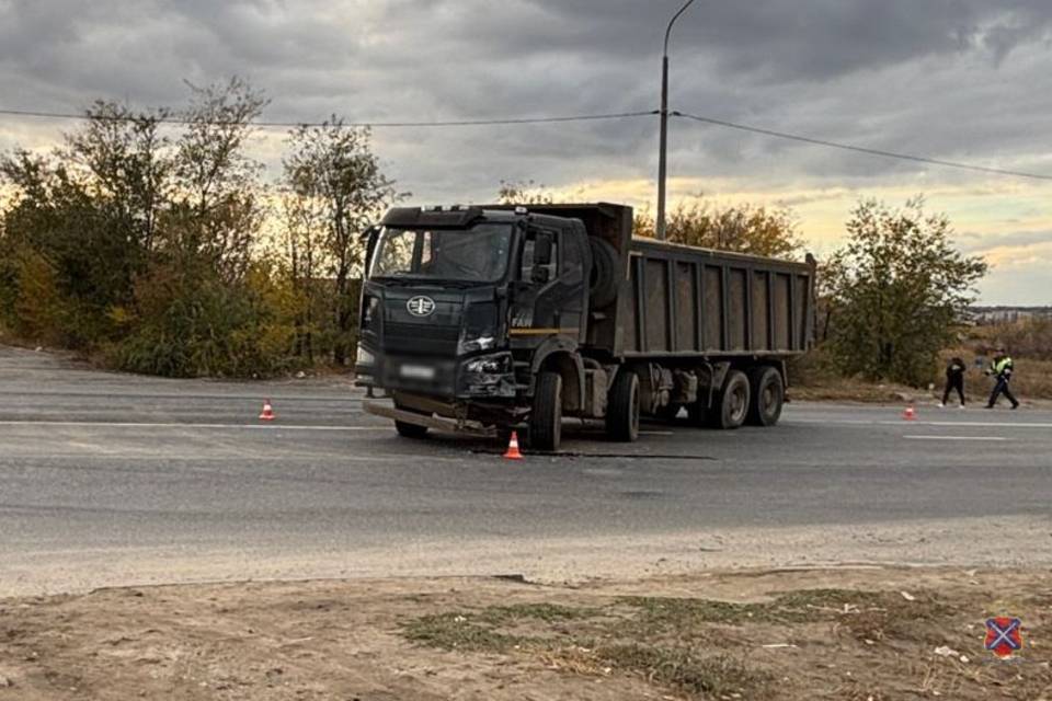 В Волгограде столкнулись самосвал и иномарка, три человека в больнице