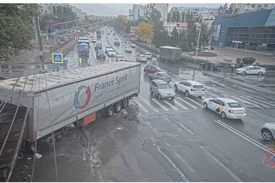 На юге Волгограда фура влетела в остановку общественного транспорта