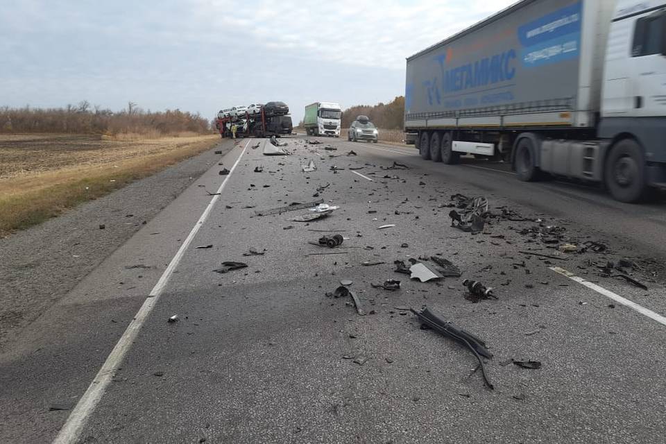 В ДТП с автовозом под Волгоградом погиб водитель KIA