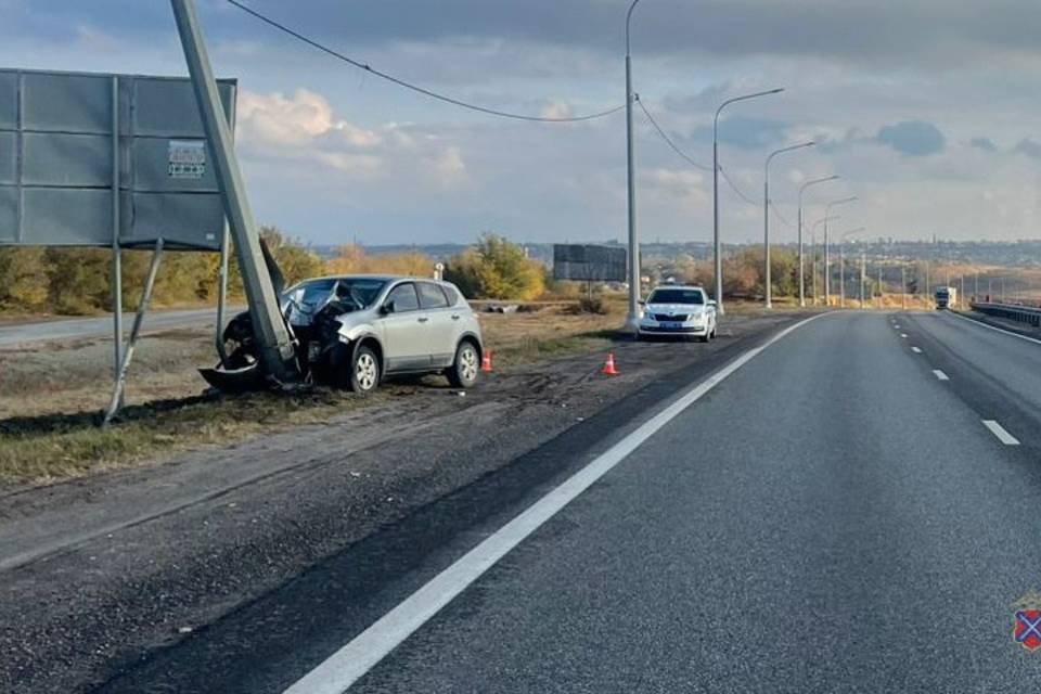 Иномарка покосила фонарный столб под Волгоградом