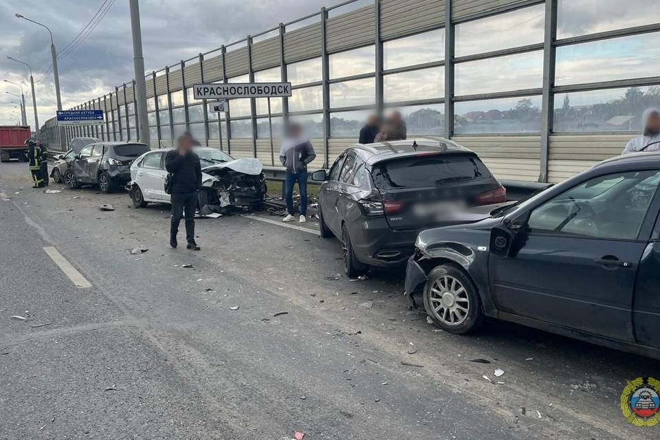 Под Волгоградом столкнулось семь автомобилей, два грузовика и автобус
