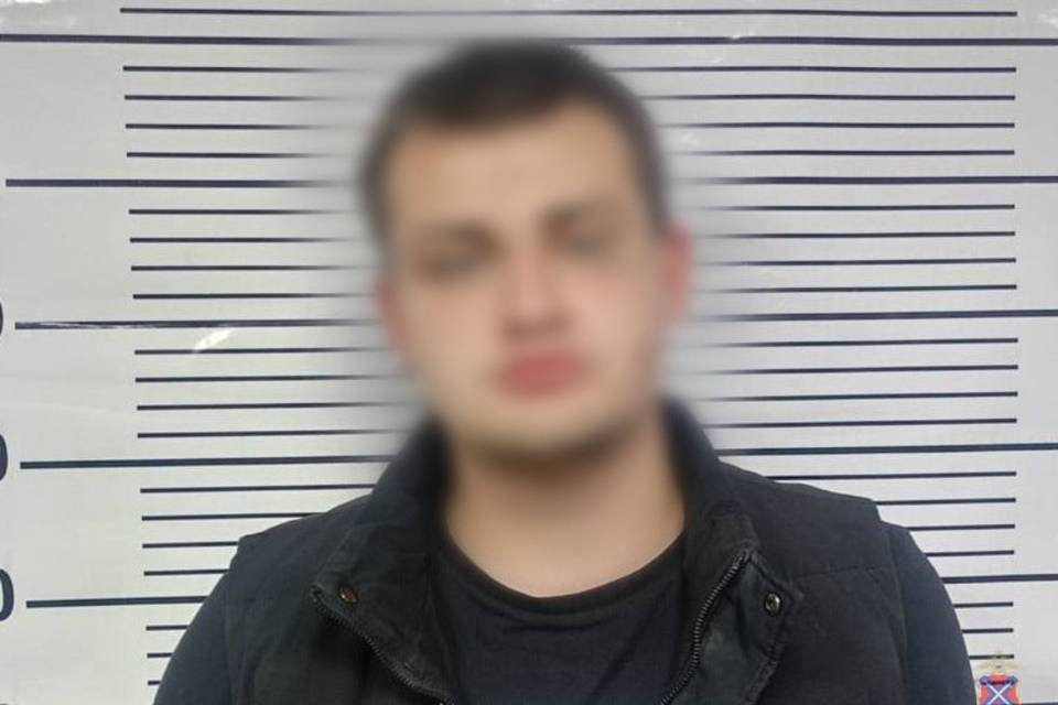 В Волгограде рецидивист перепутал этажи и стал ломиться в чужую дверь