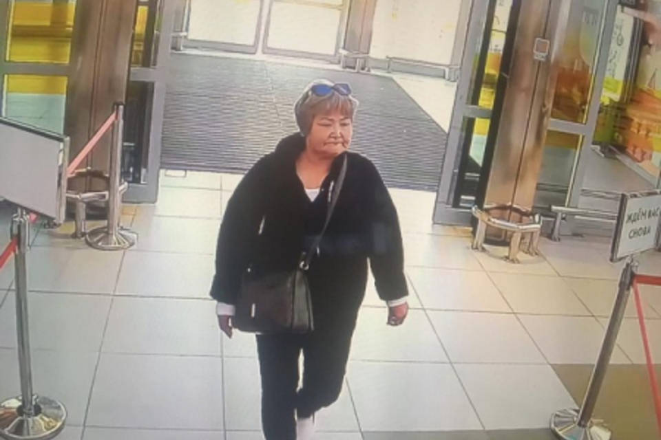 В Волгограде ищут женщину, забравшую чужие деньги из банкомата