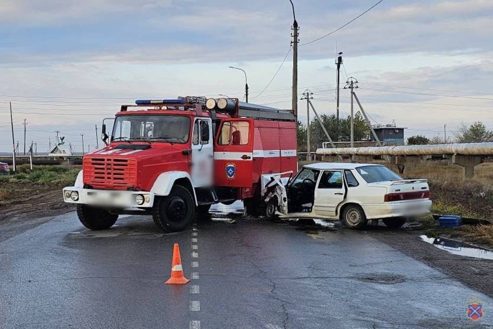 Пожарный ЗИЛ и ВАЗ столкнулись под Волгоградом
