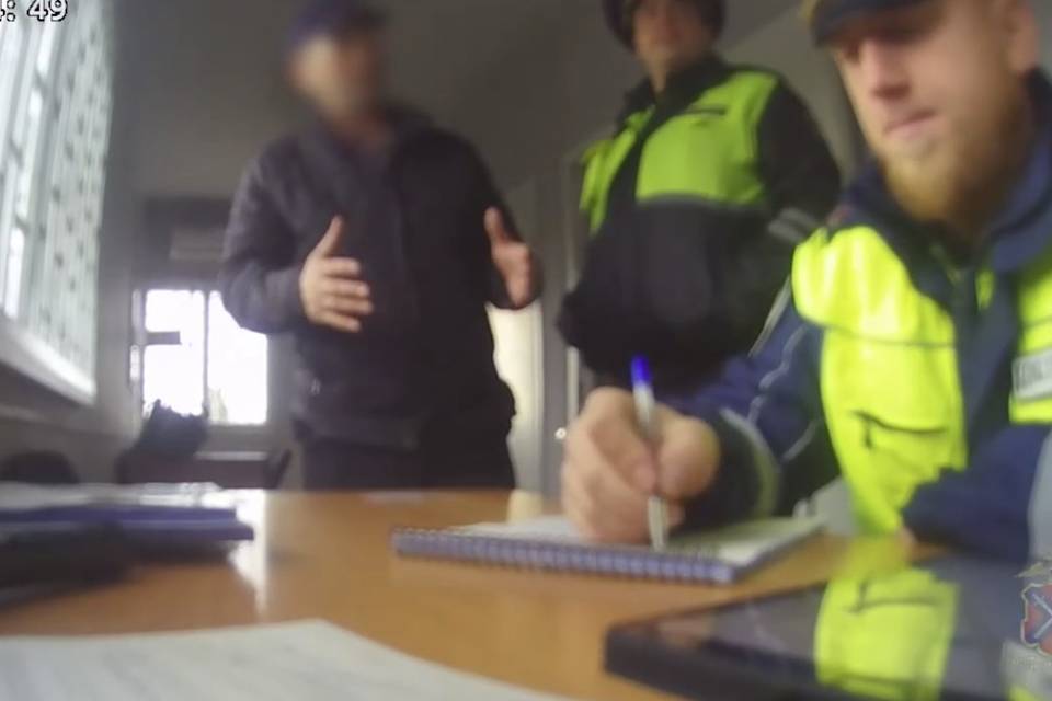 Под Волгоградом поймали водителя на попытке дачи взятки полицейскому