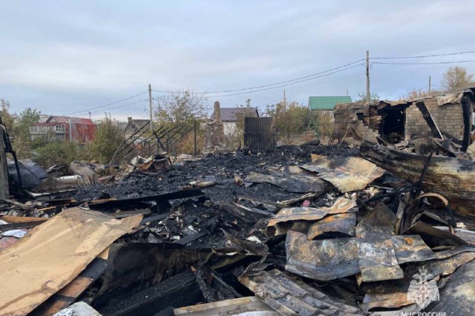 В Волгограде пламя на 400 квадратов охватило хозпостройку