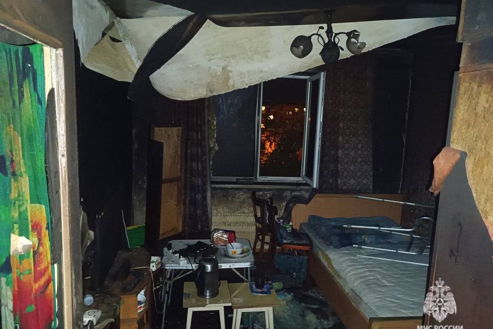 Восемь человек спасли пожарные из горящей пятиэтажки в Волжском