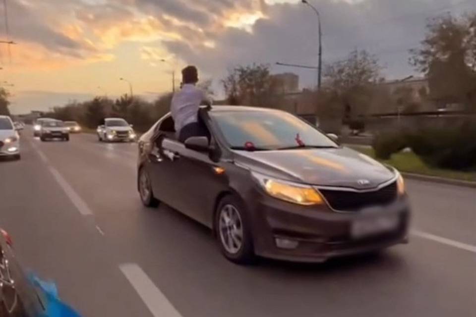 Волгоградские полицейские нашли водителя, перевозившего пассажира вне авто