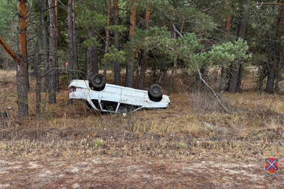 ВАЗ-2115 перевернулся на трассе под Волгоградом