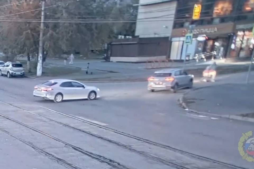 В Волгограде Hyundai Creta наехала на женщину с ребенком
