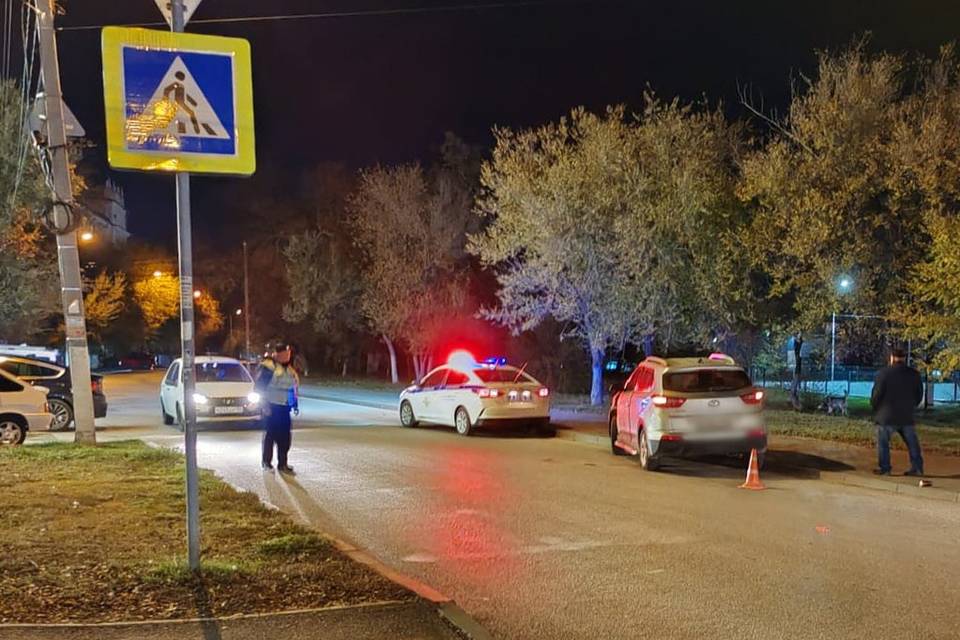 Двух пешеходов сбили в Волжском