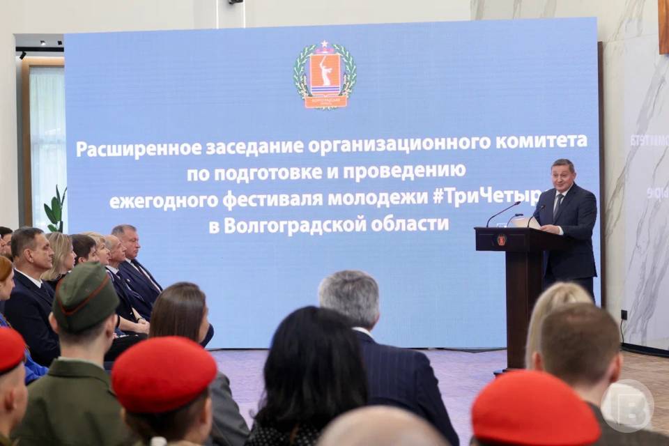 Бочаров пообщался с волгоградской молодежью в обновленном ТЮЗе