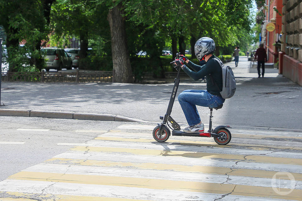 В Волгограде неизвестный на электросамокате сбил подростка