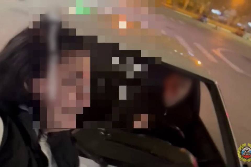 Под Волгоградом нашли водителя ВАЗа, перевозившего пассажира на капоте