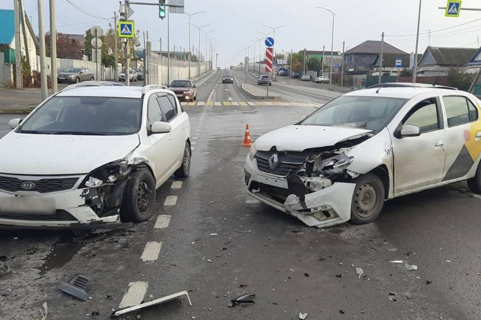 Иномарка и такси столкнулись в Волгограде