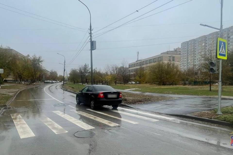 Иномарка снесла с ног подростка в Волжском