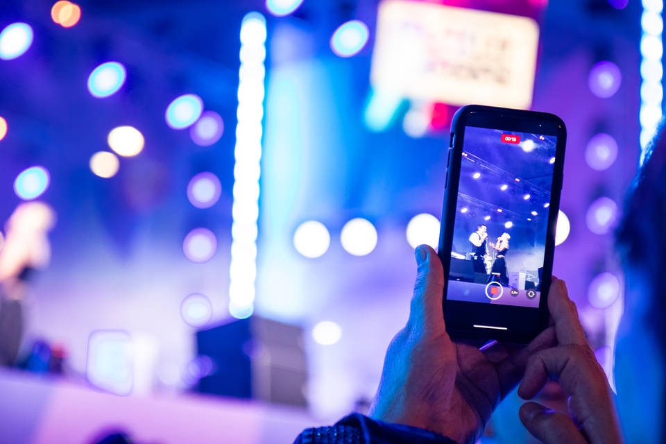 Россияне оценили смартфоны цвета тыквы