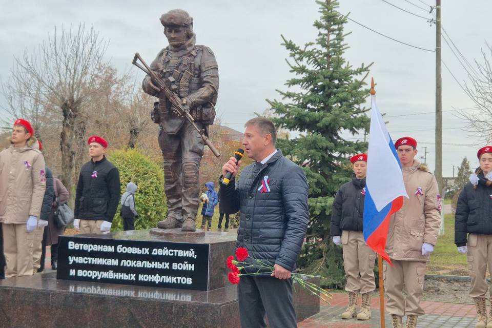 В Киквидзенском районе открыли памятник российскому бойцу