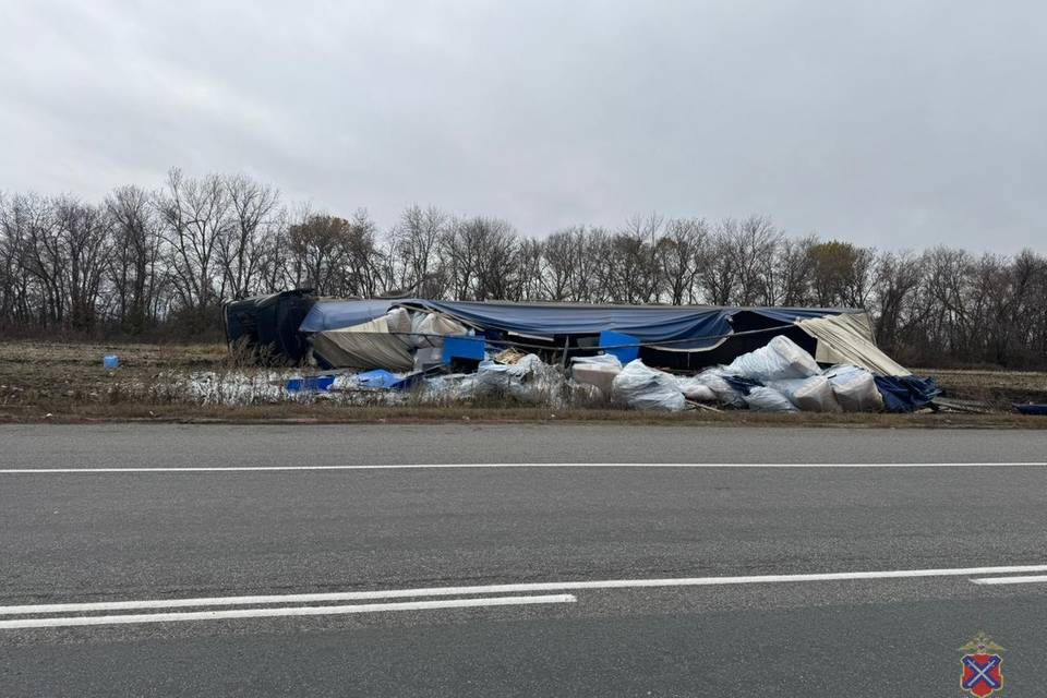Фура разложилась на трассе под Волгоградом