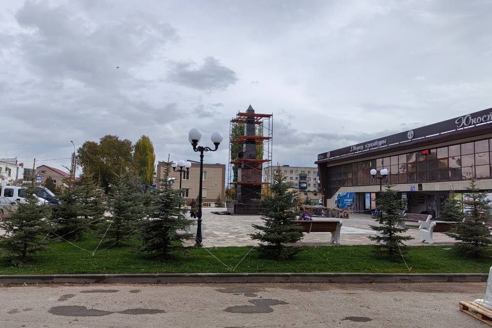 В Волгоградской области благоустраивают территорию у памятного знака