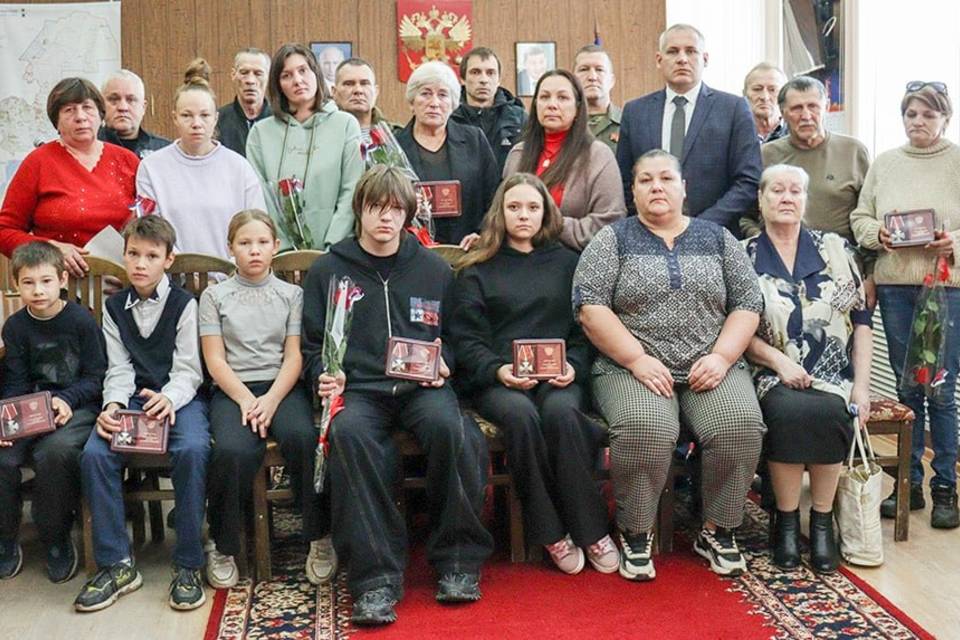 Под Волгоградом родным погибших бойцов передали ордена Мужества