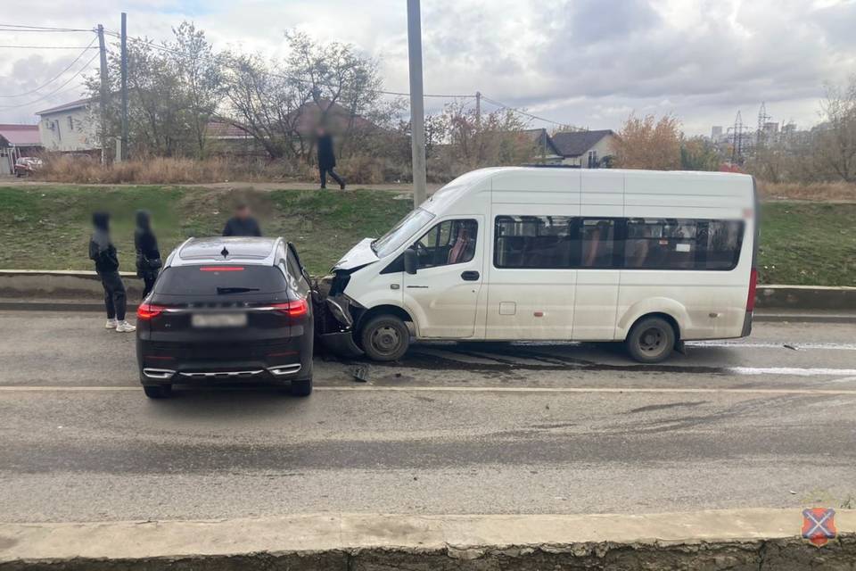 На юге Волгограда «Газель» въехала в Haval