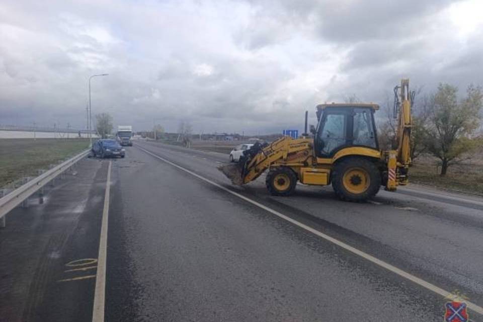 Легковая и экскаватор столкнулись под Волгоградом на дороге
