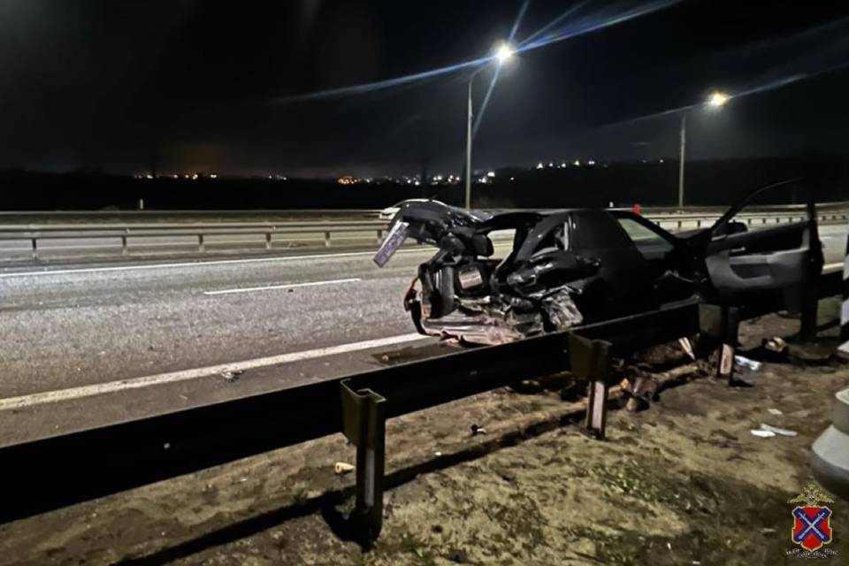 Под Волгоградом на Р-22 «Лада Приора» въехала в отбойник