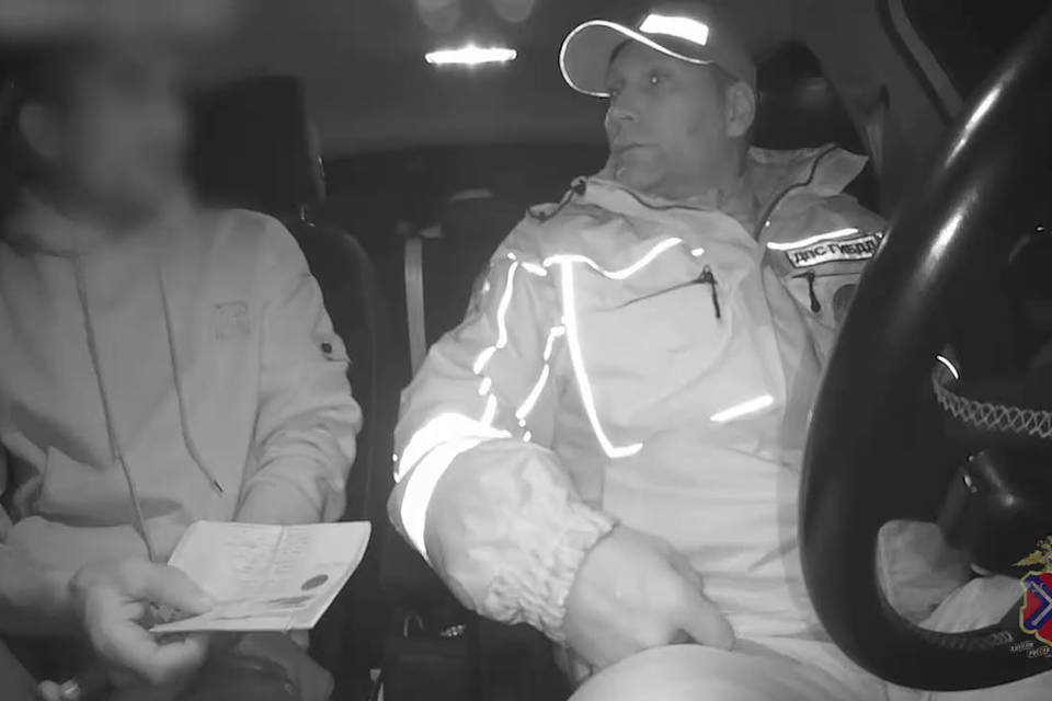 В Волгограде остановили машину с мигрантами-нарушителями