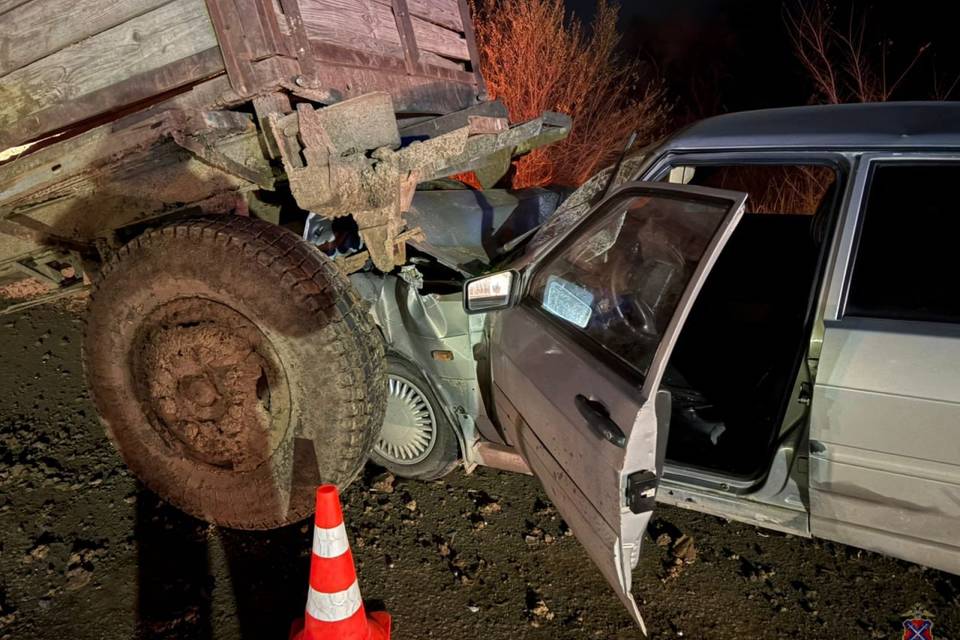 На трассе под Волгоградом столкнулись три авто и трактор