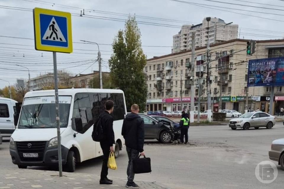 Маршрутка и легковушка столкнулись в центре Волгограда 6 ноября