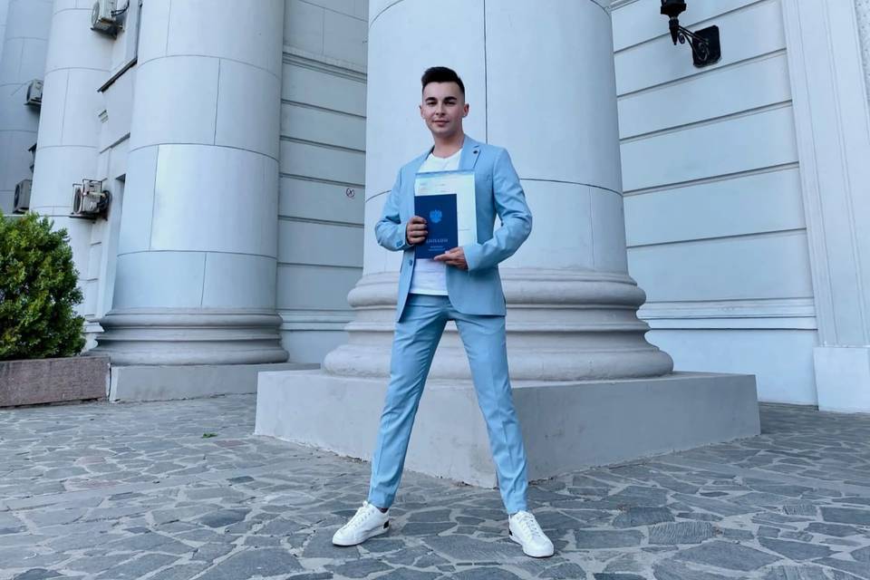 Песня молодого педагога из Волгограда играет на школьных переменах