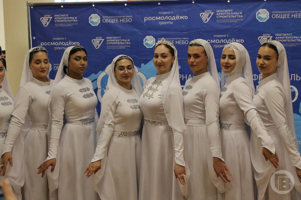 Угощают, танцуют и поют: интернациональный фестиваль проходит в Волгограде