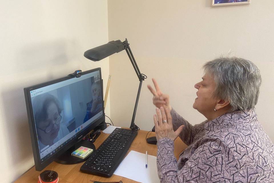 Слабослышащим волгоградцам помогают в специальном центре