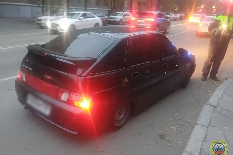 Водителей двух заниженных авто наказали в Волгограде