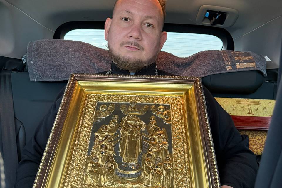 Священник объехал юг Волгограда с иконой после атаки БПЛА