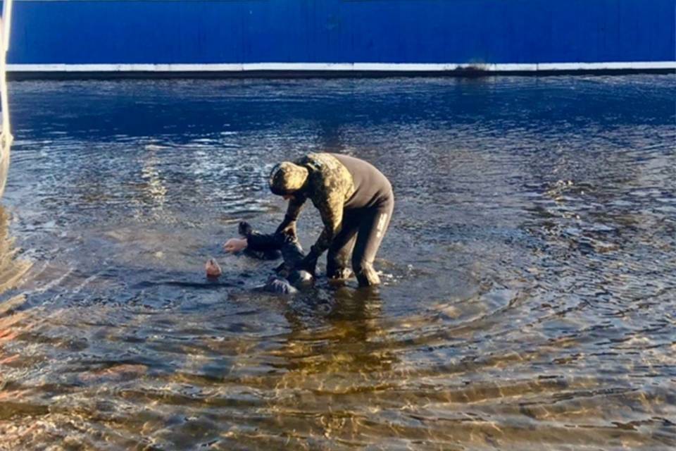 Волгоградские водолазы подняли тело 23-летнего парня