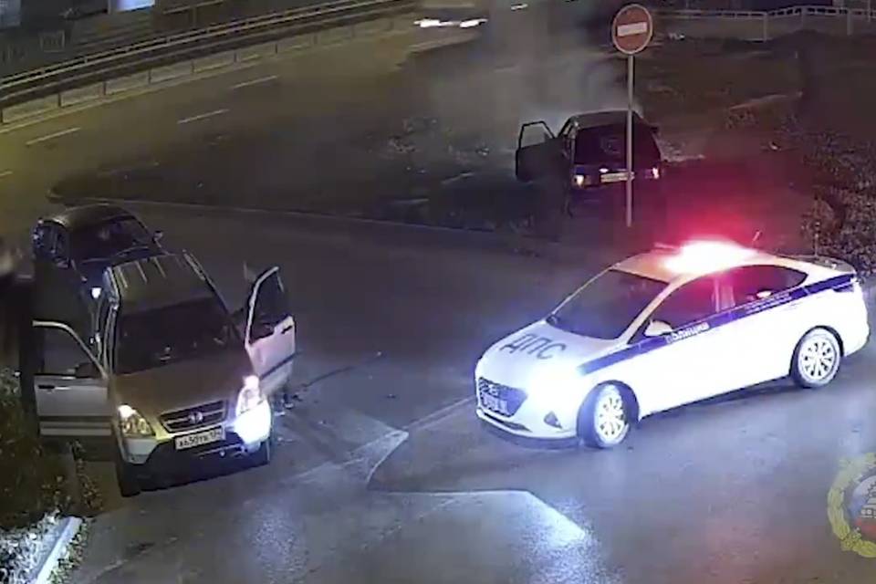 В Волгограде водитель без прав пытался скрыться от полиции и устроил ДТП