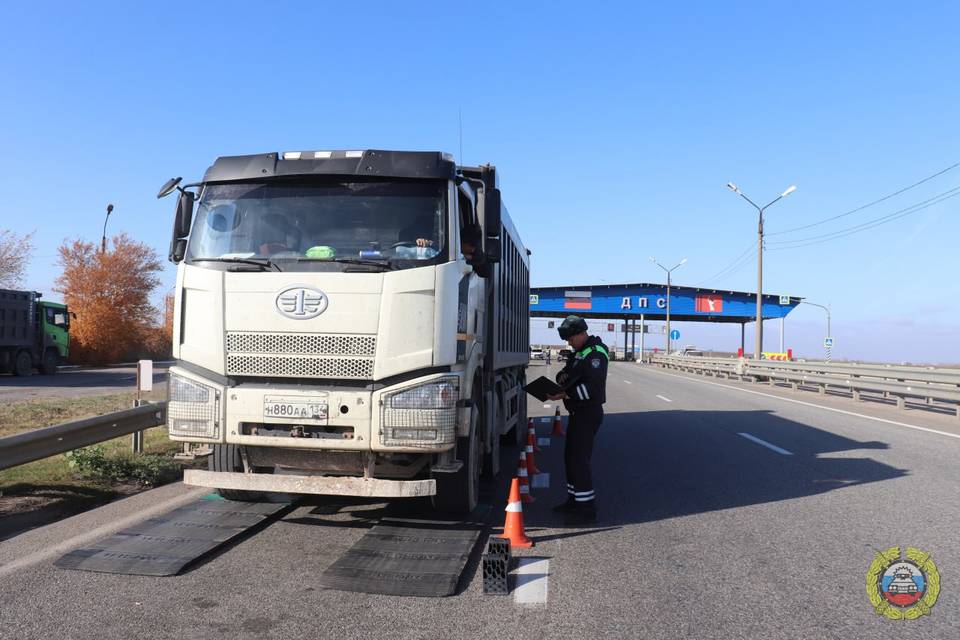 Под Волгоградом сотрудники ДПС обеспечивают безопасность дорожного движения