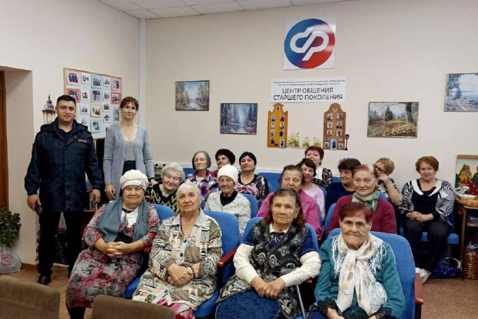 В Волгоградской области полицейские предупредили пожилых граждан о мошенничестве