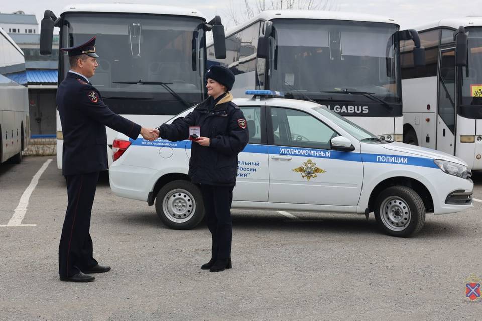 Под Волгоградом участковая получила ключи от нового служебного автомобиля
