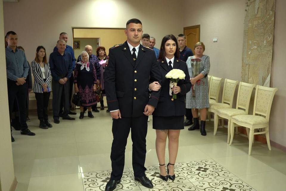 Двое полицейских поженились в форме под Волгоградом
