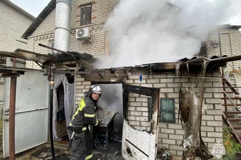 В Волгограде загорелся кирпичный гараж