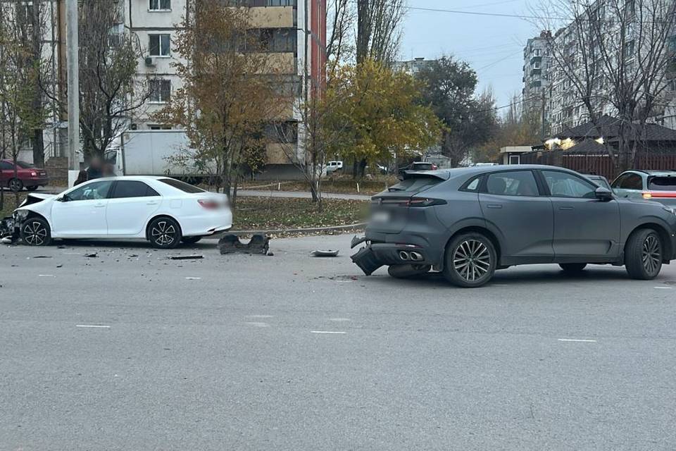 Две иномарки столкнулись в Волгограде