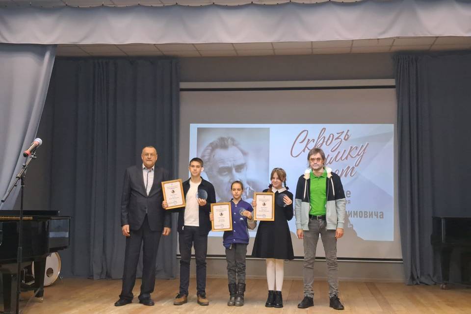 Юных волгоградцев зовут на литературную премию имени Богомолова