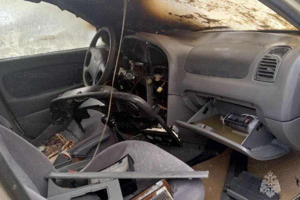 В Камышине Волгоградской области автомобиль вспыхнул изнутри