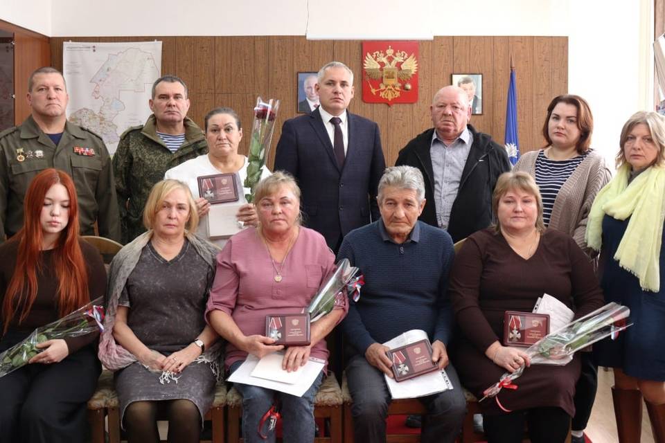 Под Волгоградом вручили награды семьям пяти бойцов, погибших на СВО