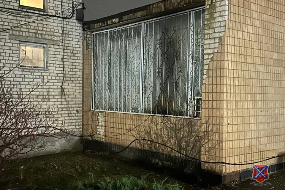 Волгоградец кинул бутылку с зажигательной смесью в здание микрофинансовой организации