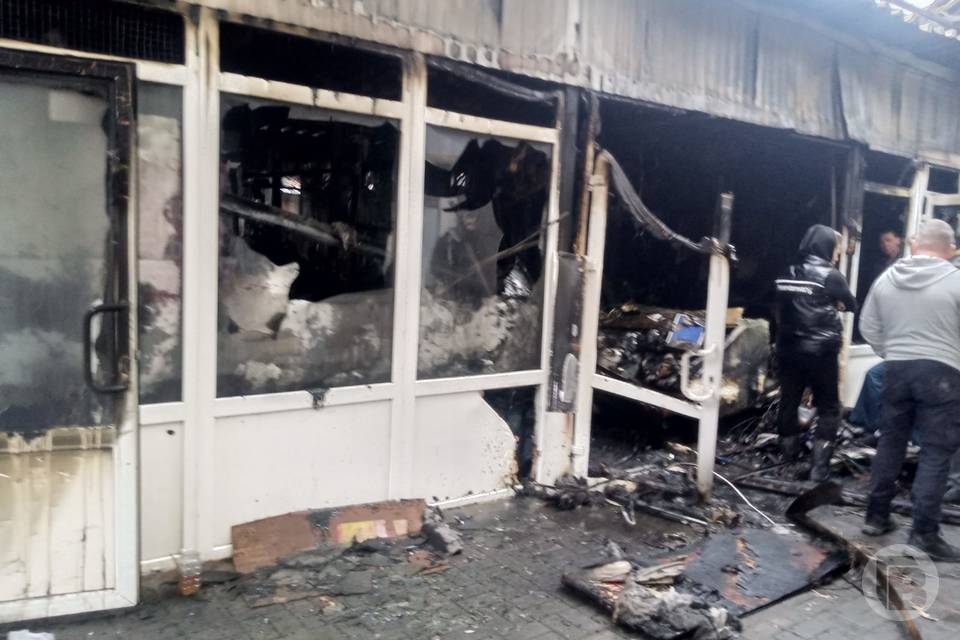 В Волгограде на рынке «Юбилейный» сгорело несколько павильонов