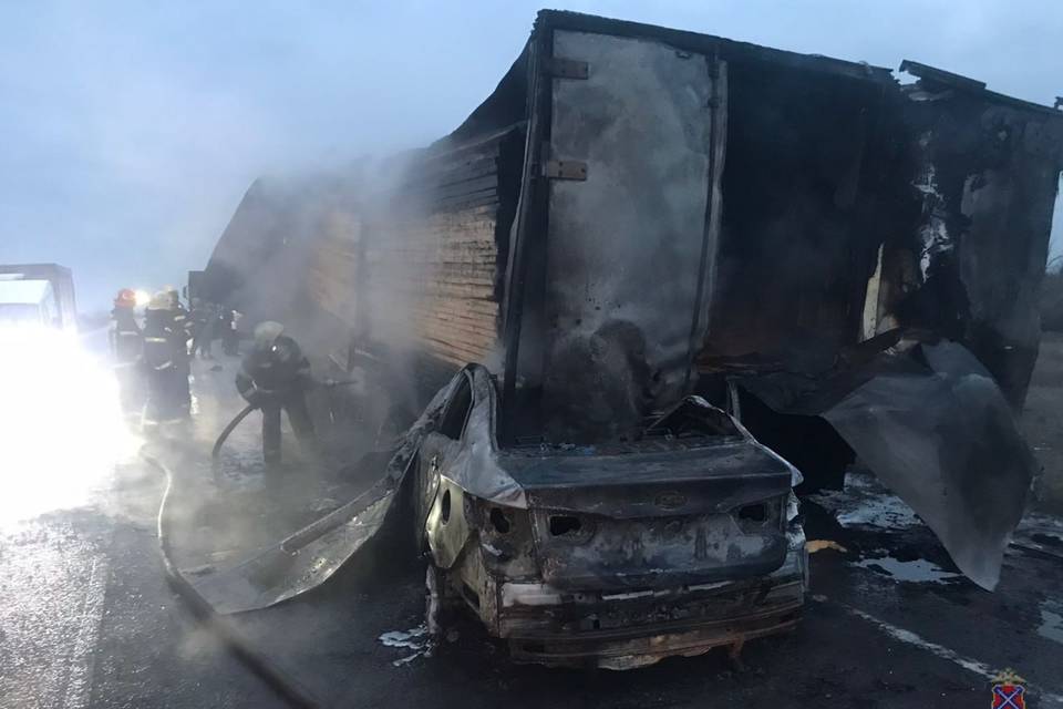 Под Волгоградом иномарка влетела под фуру, три человека погибли